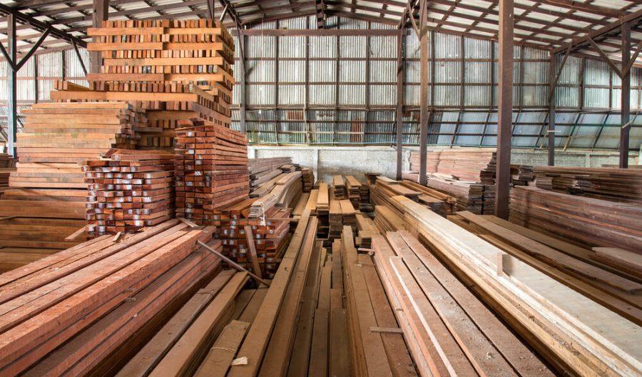 réserve de planche de bois brut de taille différente