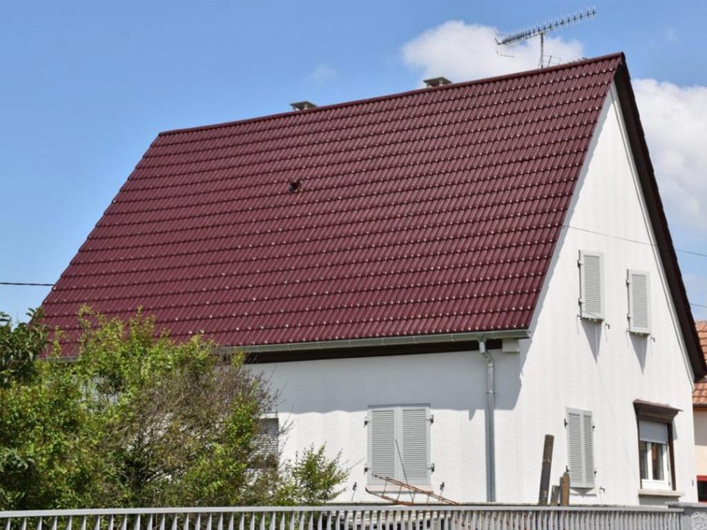 Maison avec toit en tuiles