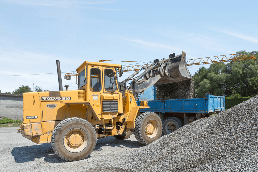 Pelle de chantier qui charge des cailloux