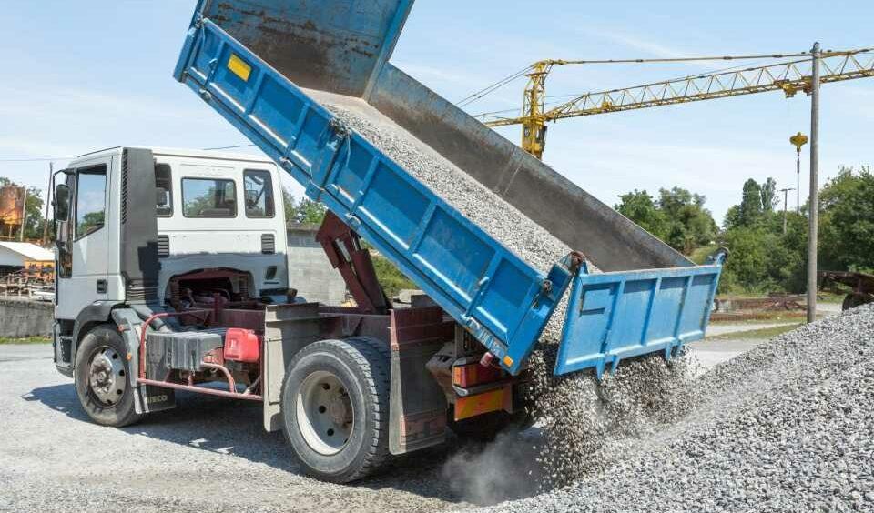 Camion LANVERS MATERIAUX SA qui déverse du gravat